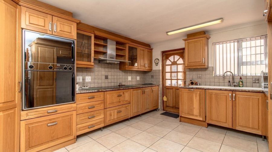 5 Bedroom Property for Sale in Sandbaai Western Cape